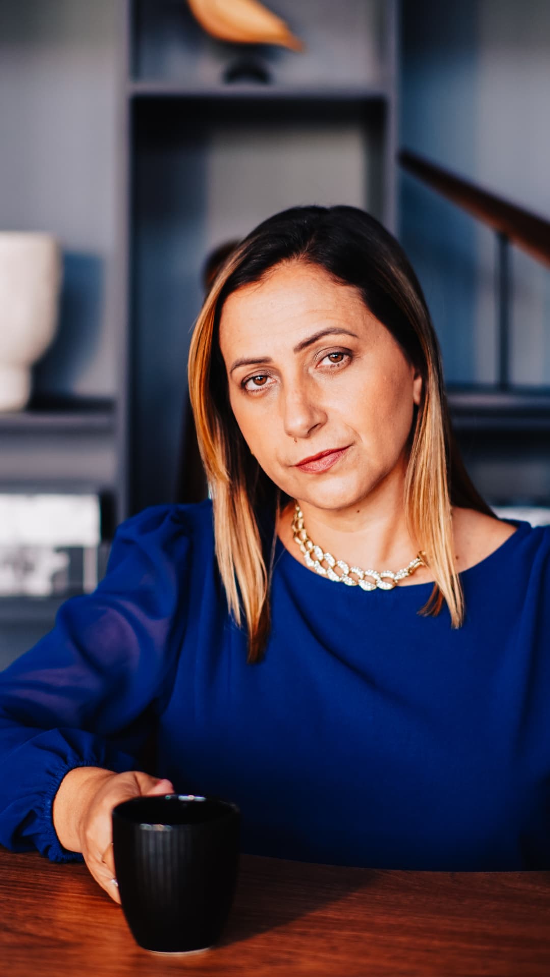 Eysies Jovito, psicóloga (CRP 01/31312), sentada em seu consultório